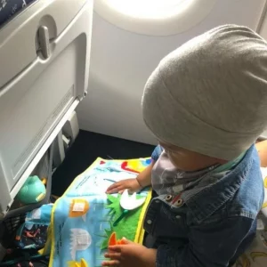 entretener niño avion